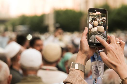 Effortless Large Video Sharing: Why Torrents Are Your Best Bet